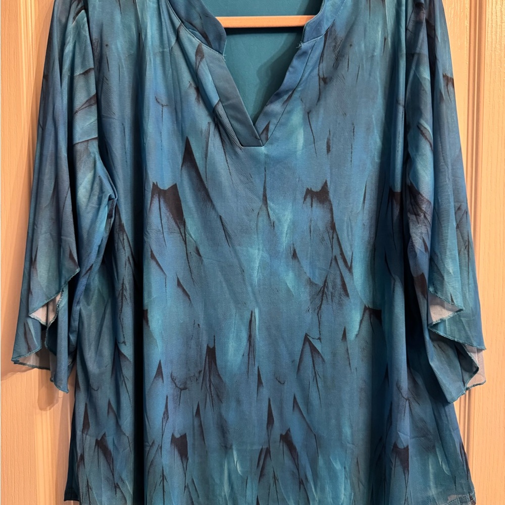 Trendy Boutique Teal and Black Blouse